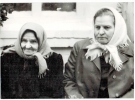 Дружина Анастасія Бендюженко і дочка Майя Скрипник в день 90-річчя Степана Бена біля хати, яку він починав будувати. Фото 1990 року. 