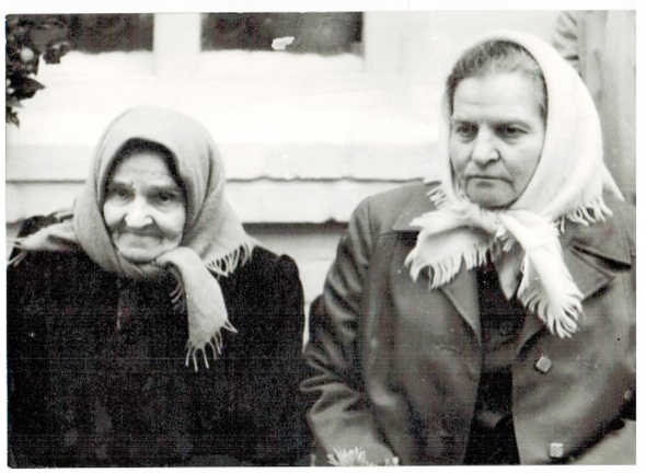 Дружина Анастасія Бендюженко і дочка Майя Скрипник в день 90-річчя Степана Бена біля хати, яку він починав будувати. Фото 1990 року. 