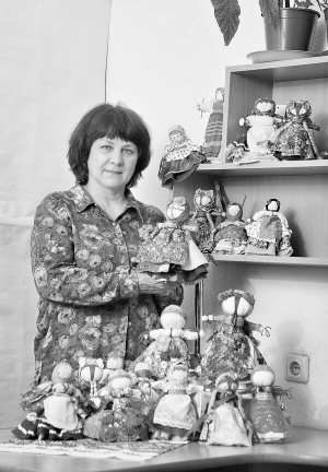 Світлана Урбанська у себе вдома на Черкащині показує ляльки-мотанки. За вечір робить дві-три