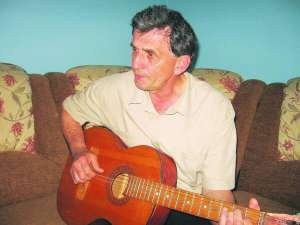 Невропатолог Микола Навроцький пише пісні. Виконує їх під гітару. Виступає в районному будинку культури