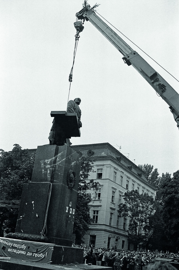 Восени 1990 року в центрі Львова зносять пам'ятник Леніну. Він стояв перед оперним театром, де зараз фонтан. Тоді через Ілліча тут не збиралися люди, а мітинги проводили перед Львівським університетом або ратушею. Сьогодні навпаки – біля Франка демонстрацій майже не буває. Усі заходи та львівський майдан – біля пам'ятника Тарасу Шевченку, який поставили через два роки, у 1992-му, за сто метрів від фонтана і колишнього "вождя"