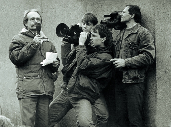 Один з наймасовіших мітингів у Львові періоду 1989–1990 років перед університетом Івана Франка. Виступає В'ячеслав Чорновіл. Його знімають: справа – Ярослав Кендзьор, згодом політик, народний депутат перших шістьох скликань Верховної Ради, посередині присів – польський фотограф, за ним – працівник спецслужби