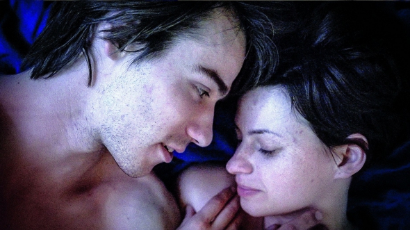 Андрій Палатний і Вікторія Миронюк зіграли молоде подружжя у стрічці киянки Катерини Горностай ”Віддалік”. Картина перемогла в українському конкурсі ”Молодості”. Вся дія фільму відбувається в ліжку. Розмова героїв починається з того, що дружина хоче сексу, а чоловік – спати