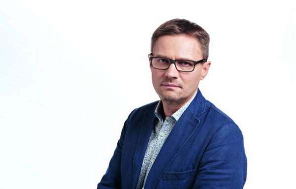Павел ВРОНСЬКИЙ, 50 років, політолог, публіцист видання ”Ґазета Виборча”. Закінчив історичний факультет Яґеллонського університету. У 1980-х був активістом Незалежного союзу студентів – протестної організації проти соціалістичного режиму в Польщі. Дописував у підпільні ЗМІ того періоду. Від 1990-го – журналіст ”Ґазети Виборчої”. На початку 1990-х також працював асистентом в Інституті політології Яґеллонського університету. 2005-го, під час війни в Іраку, був там кореспондентом ”Виборчої”. 2014 року президент Броніслав Коморовський нагородив Вронського кавалерським Хрестом ордена Відродження Польщі. Одружений, виховує сина
