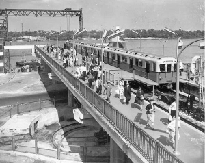 Станція столичного метро Дніпро, 1960 рік. Ще не споруджений міст на Лівий берег, тому станція є кінцевою. Знизу видно поворотне коло, за допомогою якого нові та відремонтовані вагони метро піднімали на колію