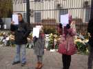 Учасники закривають обличчя на знак того, що в Криму небезпечно вільно висловлюватися