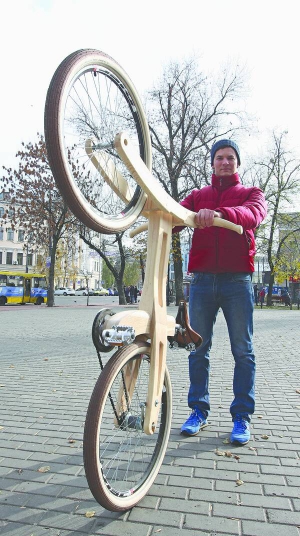 Киянин Гліб Караул тримає дерев’яний велосипед. За рік зробив п’ять таких. Усі купили друзі