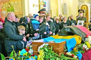 Львів’янина Володимира Труша відспівують у церкві Святої Анни. Біля труни стоїть син Микола (другий ліворуч). Вдова Олена тримає на руках сина Василя