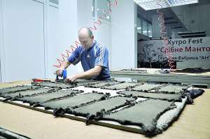 Працівник черкаської хутряної фабрики ”Ант” підбирає шкурки для шуби. Одну виготовляють протягом двох-двох із половиною тижнів