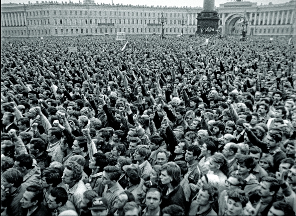 Мітинг на Двірцевій площі в російському Ленінграді став кульмінаційною сценою в документальній картині Сергія Лозниці ”Подія”. 20 серпня 1991-го там зібралися півмільйона людей