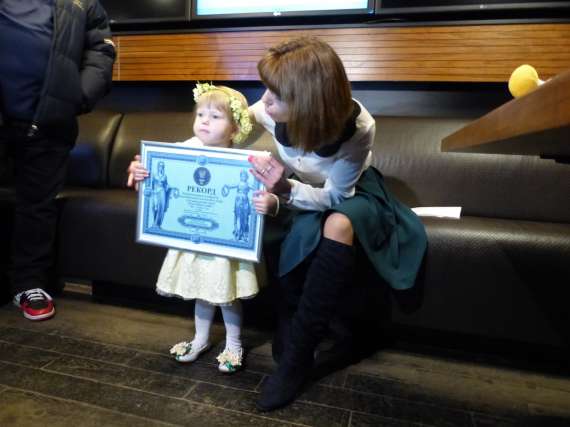 Двухлетняя Арина Шугалевич с мамой Ириной демонстрируют сертификат рекорда
