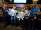Арина и Лев демонстирут сертификаты с родителями