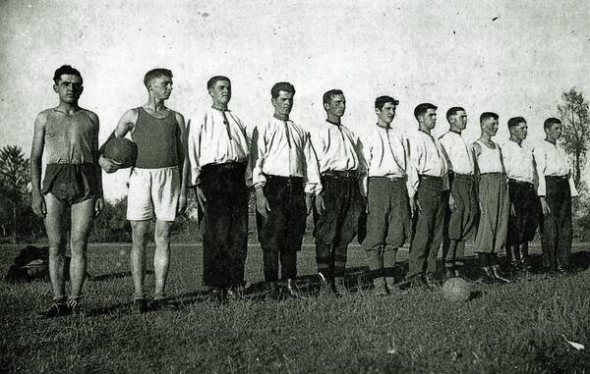 Футбольна команда села Нижній Вербіж – тепер це Коломийський район Івано-Франківської області, 1942 рік