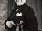 "Складана скрипка", США 1938. Пану Девіду Рубінову, одному з найвідоміших американських скрипалів прийшла в голову ідея як можна поєднати риболовлю і щоденні вправи зі скрипкою. Фото: складана скрипка легко поміщається в кишені піджака пана Девіда Рубінова.