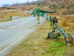 Уламок літака Су-25 і медичний вертоліт на дорозі Харків — Сімферополь у Запорізькій області 11 листопада. Під час тренувального польоту штурмовик зачепив електроопору та розбився. 23-річний пілот загинув