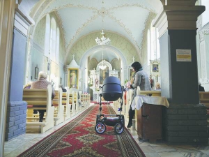 Жителька села Павшино на Закарпатті прийшла на недільну службу з немовлям. Римо-католицький храм побудували німці 100 років тому