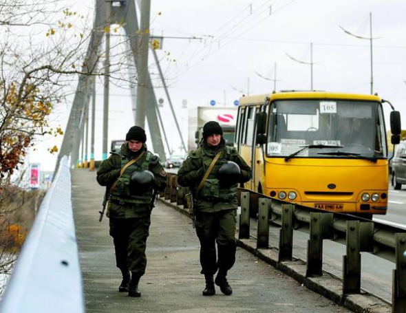 Бійці Національної гвардії патрулюють Московський міст у Києві 16 листопада. Всі силові структури перейшли на посилений режим служби через оперативну інформацію про високий ризик терористичної загрози в найбільших містах країни