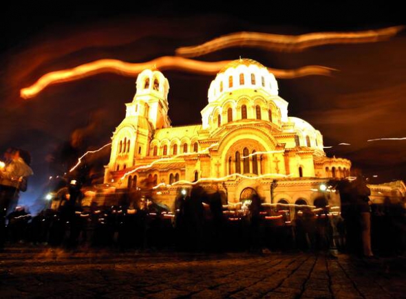 Люди під час Великодньої служби йдуть із запаленими свічками довкола собору Олександра Невського у болгарській столиці Софії