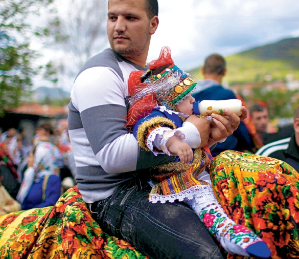 Болгарин годує свою дитину під час масової церемонії обрізання у селі Драгіново у Родопських горах. Процедуру провели сотні хлопчиків