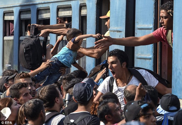 Мигранты пытаются сесть на поезд к сербской границе
