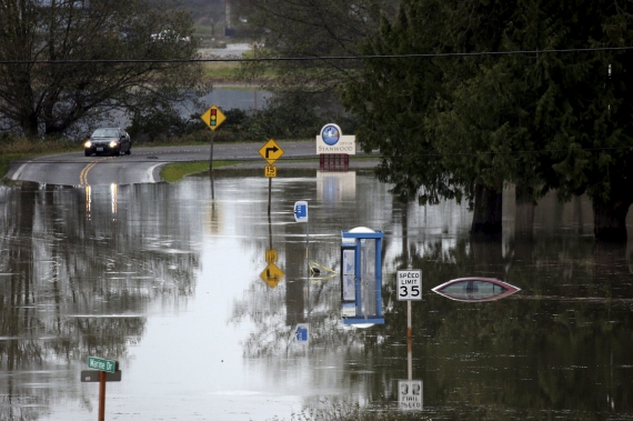 Вулиця у  Стенвуді (штат Вашингтон, США), яку затопила місцева річка. 18 листопада 2015