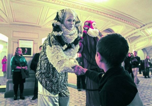 Ходулісти розважають дітей у фойє столичної опери. 18 листопада на фестивалі-конкурсі ”Щасливі долоні” там нагородили талановитих дітей-сиріт