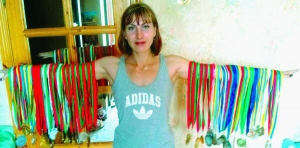 Легкоатлетка Юлія Баликіна тримає нагороди. Вона виступала в українських змаганнях, а сім років тому переїхала у Білорусь