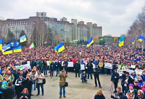 ­Кілька тисяч жителів Кривого Рогу на Дніп­­ропет­ровщині вийшли під мерію 22 листопада. Вимагають перерахувати результати виборів міського голови