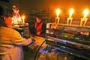 Покупець розраховується у бакалійному магазині Сімферополя, освітленому свічками через відключення електроенергії, 22 листопада