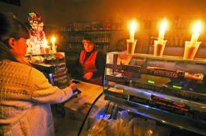 Покупець розраховується у бакалійному магазині Сімферополя, освітленому свічками через відключення електроенергії, 22 листопада