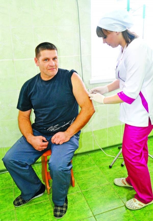 Медсестра Анна Грязнова коле інсулін 48-річному Геннадію Косову. На діабет чоловік захворів у 2000 році 