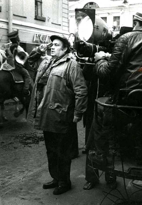 Фото на згадку. 29 листопада на 89-му році життя помер кінорежисер Єльдар Рязанов. На фото 1980 року зйомки фільму "Про бідного гусара замовте слово" 