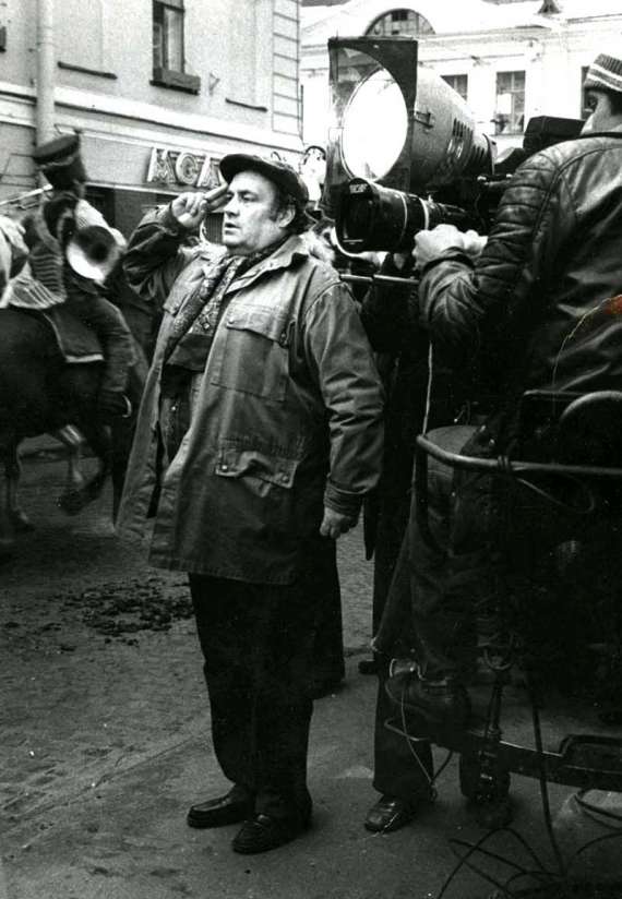 Фото на память. 29 ноября на 89-м году жизни умер кинорежиссер Эльдар Рязанов. На фотографии 1980 года съемки фильма "О бедном гусаре замолвите слово"