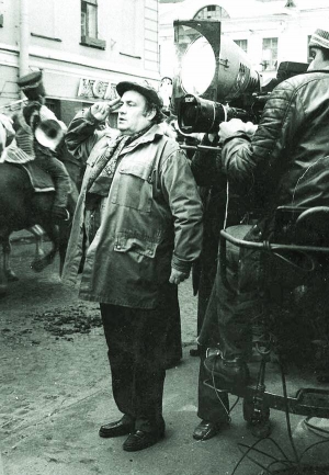 Ельдар Рязанов під час зйомок фільму ”Про бідного гусара замовте слово” 1980 року. ­Знімали в Санкт-Петербурзі та Павловську