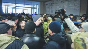 Активісти зайшли до мерії Кривого Рогу на Дніпропетровщині 29 листопада. Створили там антикорупційну комісію, громадську раду й варту