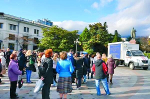 Мешканці Ялти зібралися на набережній, аби подивитися новини на екрані пересувного модуля МНС Росії. Авто­мобіль з автономним живленням — один із чотирьох, які привезли до Криму в понеділок 30 ­листопада. Ялтинський має найбільший екран — 3 на 2 м. Показуватимуть оперативну інформацію з Криму та Ялти, а також графіки відключення світла. Новини транслюватимуть з 9.00 до 23.00. Поряд встановили світлову вежу. Всього на набережній таких чотири.