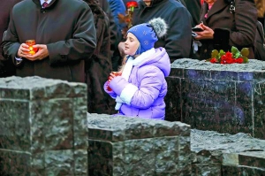 Дівчинка тримає свічку біля пам’ятника жертвам Голодомору 1932–1933 років у Києві 28 листопада. Під час штучно організованого радянською владою голоду померли 4,5 мільйона українців. Щороку в четверту суботу листопада в Україні вшановують загиблих у цій трагедії