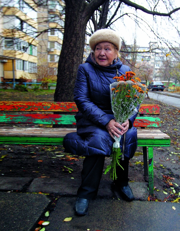 Валерія АНДРІЄВСЬКА, 77 років. Народилася у Тернополі в родині викладачів. Із червоним дипломом закінчила романо-германське відділення Київського університету. Рік викладала французьку й німецьку мови у сільській школі на Тернопільщині. "У сільських дітей не було ніякої мотивацію вчити іноземну мову. Щоб зацікавити їх, випускала шкільну сатиричну газету, організувала театральний гурток і співала їм пісні французькою".  1965-го закінчила аспірантуру при Інституті психології. За три роки захистила в Москві дисертацію і отримала ступінь кандидата психологічних наук.  Працювала в Інституті психології. 1995-го очолила Лабораторію науково-психологічної інформації.  Видала 186 наукових праць. 1997-го опублікувала "Французько-український словник психологічних термінів". Готує до видання 5-мовний психологічний словник.  Із Євгеном Сверстюком познайомилася в Інституті психології. Вона була аспіранткою, він – старшим науковим співробітником. Побралися 1970-го. За два роки Сверстюка заарештували. Через 12 місяців засудили за антирадянську агітацію – виготовлення і поширення самвидаву. Дали сім років таборів і п'ять – заслання. Сидів у тюрмі в Пермській області, на засланні був у Бурятії.  У шлюбі зі Сверстюком прожила 44 роки. Торік 1 грудня він помер. Мав рак підшлункової залози.  По смерті чоловіка допомогла впорядкувати 2-томник "На полі чести", що вийшов друком у столичному видавництві "Кліо". У першому томі зібрані спогади Євгена Сверстюка, у другому – про нього згадують товариші. Також – збірку його поезій "Писані синім крилом".  Донька 45-річна Віра живе в Німеччині. Працює лікарем. Онука Ганна вчиться там у медінституті