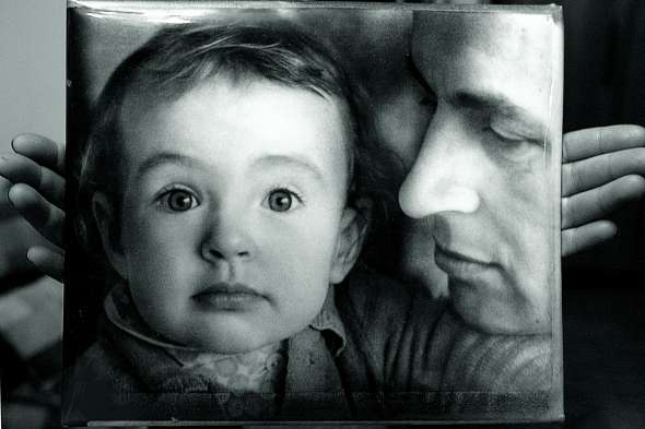 Євген Сверстюк тримає на руках доньку Віру. Фото зробила Тетяна Житникова, дружина дисидента Леоніда Плюща, на початку 1972 року – за кілька днів до арешту Сверстюка