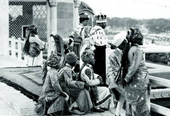 12 грудня 1911 року король Великої Британії Георг V (1865–1936) проголошує себе королем Індії. Вивозити регалії монарха за межі держави забороняє закон. Оскільки Індія була колонією Великої Британії, вирішили виготовити спеціальну корону, яку можна було б носити під час офіційних візитів сюди. Вона обійшлася державі у 60 тисяч фунтів стерлінгів – тепер це понад 8 мільйонів доларів. Важила майже кілограм, прикрашена 6450 діамантами, п’ятьма смарагдами й чотирма рубінами. Старший син Георга V – Едуард VІІІ, відмовився від престолу. Його брат Георг VІ (1895–1952) не встиг отримати корону. Спершу проти виступали прихильники відділення Індії від Великої Британії, потім розпочалася Друга світова війна. А 1947-го Індія проголосила незалежність