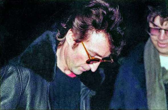 Джон Леннон дає автограф Маркові Чепмену на порозі власного будинку, 8 грудня 1980 року.  Це останнє прижиттєве фото музиканта. Увечері того ж дня на цьому місці Чепмен застрелить Леннона