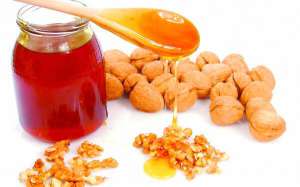 Волоські горіхи або насіння соняшника змішують із медом та їдять для підвищення потенції по три столові ложки на день
