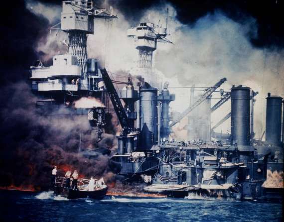 Американский линкор «Вест Вирджиния» (USS West Virginia, BB-48) горит в гавани Перл-Харбор.