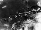 Аэрофотосъемка ряда американских линкоров в гавани Перл-Харбора, сделанная с японского бомбардировщика.