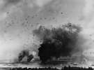 Точки на небе — это взрывы снарядов зениток над дымящимися кораблями в Перл-Харборе