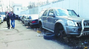 Конфісковані банками легкові автомобілі обікрали на штрафмайданчику в райцентрі Вишгород Київської області