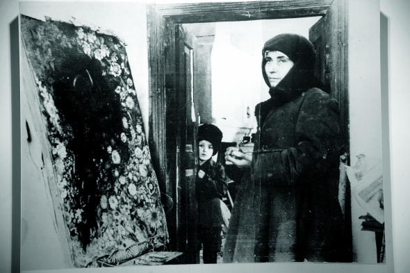 Катерина Білокур пише картину "Цар-Колос" у своїй хаті в Богданівці, 1950-ті роки