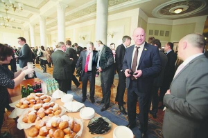 8 грудня у кулуарах Верховної Ради народних депутатів пригощали солодкими пончиками — до єврейського свята Хануки