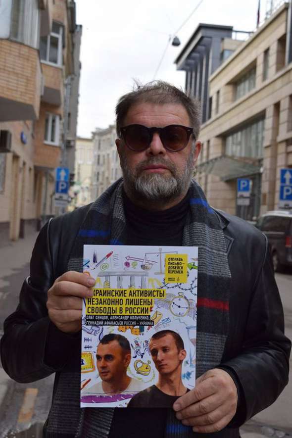 Грбенщиков сфотографировался с плакатом "Украинских активистов незаконно лишили воли в РФ"