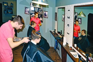 Перукарі стрижуть чоловіків у барбершопі в Черкасах. Це перша чоловіча перукарня у місті. Крім стрижки, тут пропонують корекцію бороди, гоління та пригощають напоями